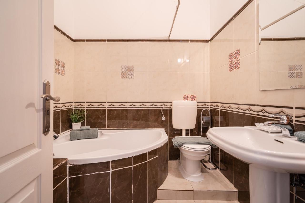 K10 - Kazinczy Street Heritage Suite - Best Location By Bqa Budapeste Exterior foto