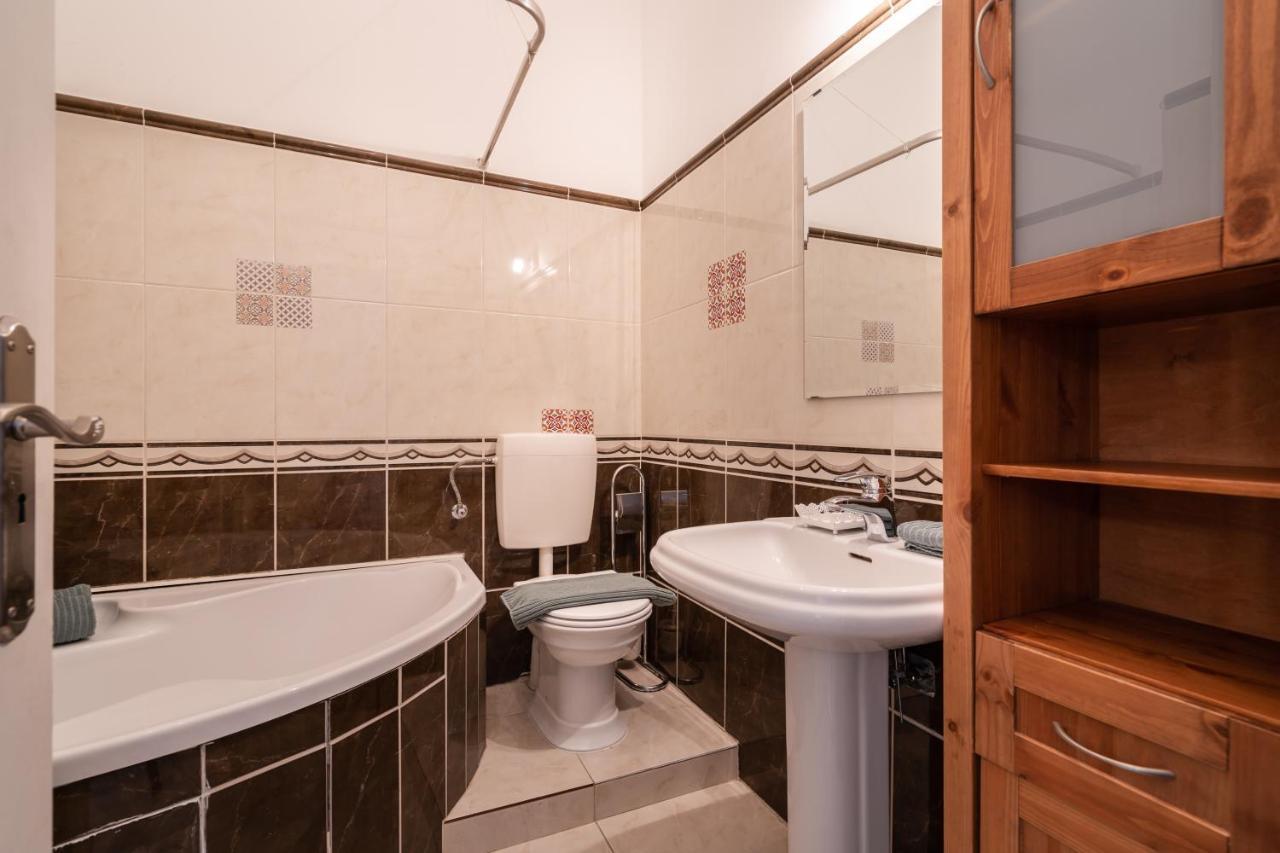 K10 - Kazinczy Street Heritage Suite - Best Location By Bqa Budapeste Exterior foto